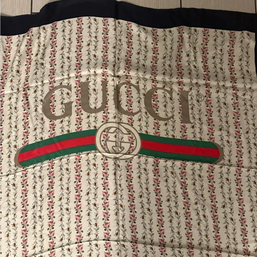 Brand new Gucci Beige and Black Floral Logo Scarf with box